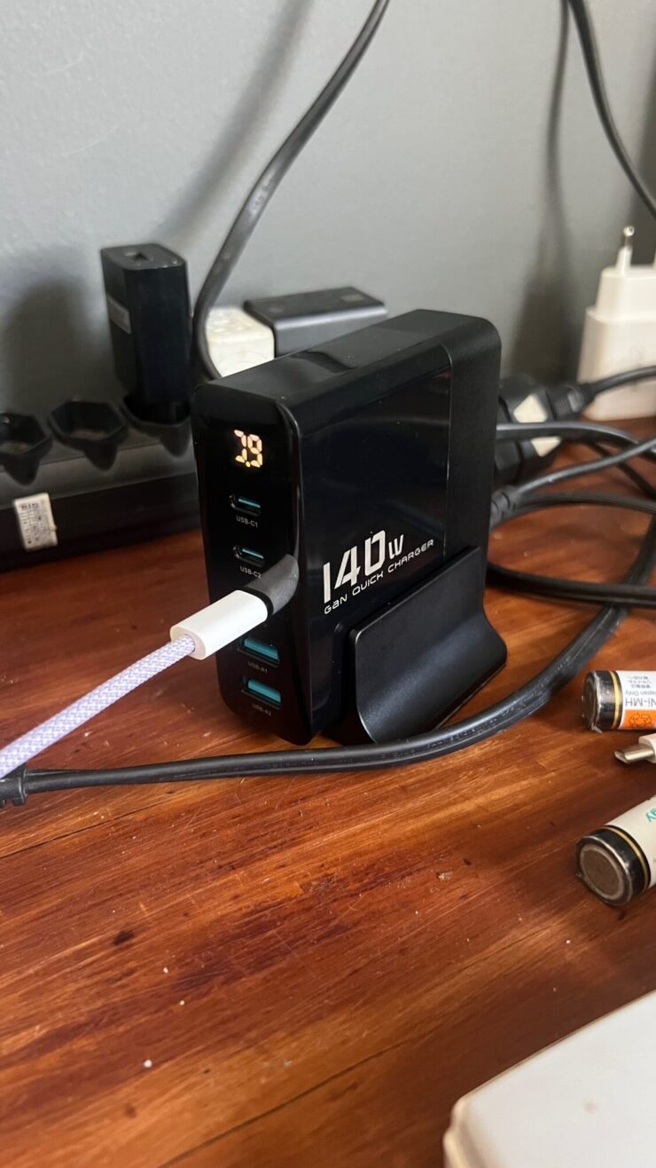 Такая зарядка занимает минимум места на столе. Фото.