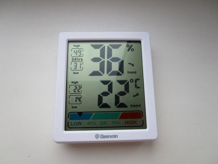 Humidity measuring device.  In addition, the temperature is also displayed on the screen.  Photo.