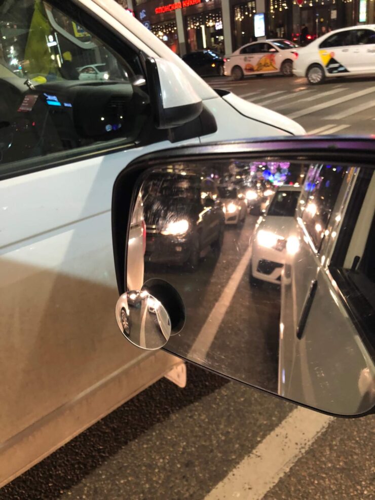 Такое зеркальце не будет перекрывать обзор. Фото.