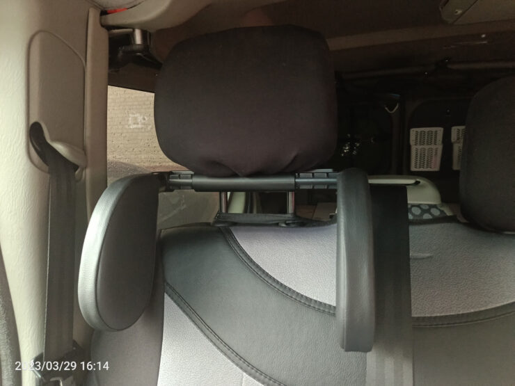 Держатель позволяет без проблем вздремнуть в дороге. Фото.