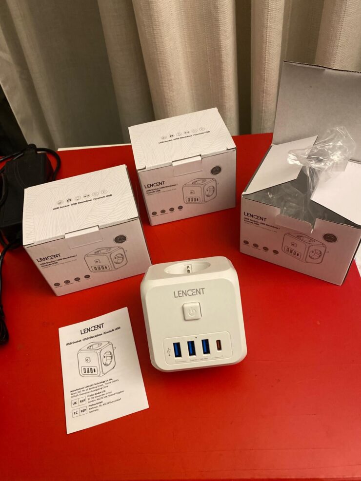 Такой сетевой фильтр не занимает много места, при этом очень полезен. Фото.