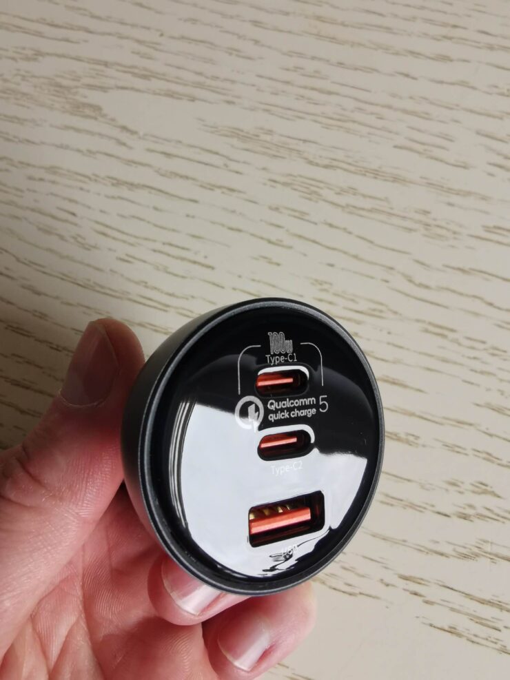 Быстрая зарядка любых гаджетов с таким блоком питания вам обеспечена. Фото.