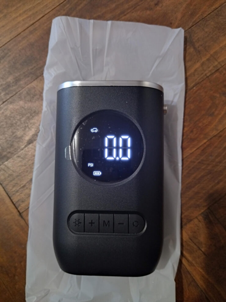 Компрессор хоть и компактный, но сможет подкачать даже автомобильные колеса. Фото.