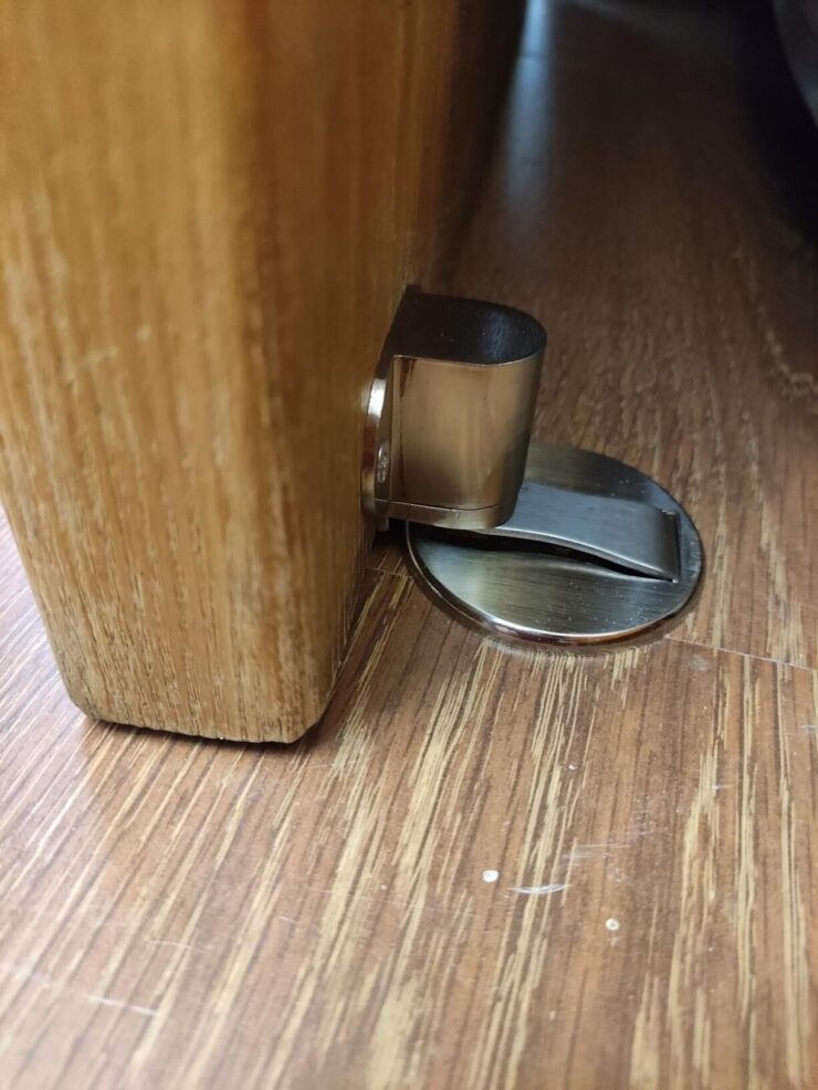 Ограничитель четко фиксирует дверь в нужном вам положении. Фото.