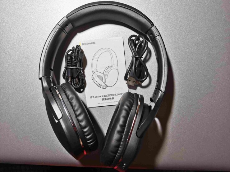 Наушники поддерживают даже проводное подключение, поэтому без музыки вы не останетесь. Фото.