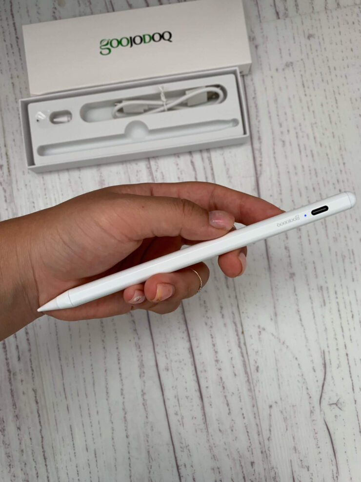 Такой стилус легко спутать с оригиналом. Фото.