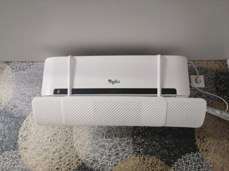 Защитный экран раздвигается, и вы можете перенаправить холодный воздух в стороны. Фото.