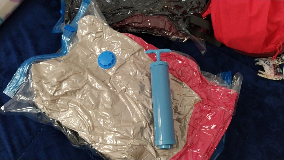 Проще всего убирать воздух с помощью пылесоса. Фото.