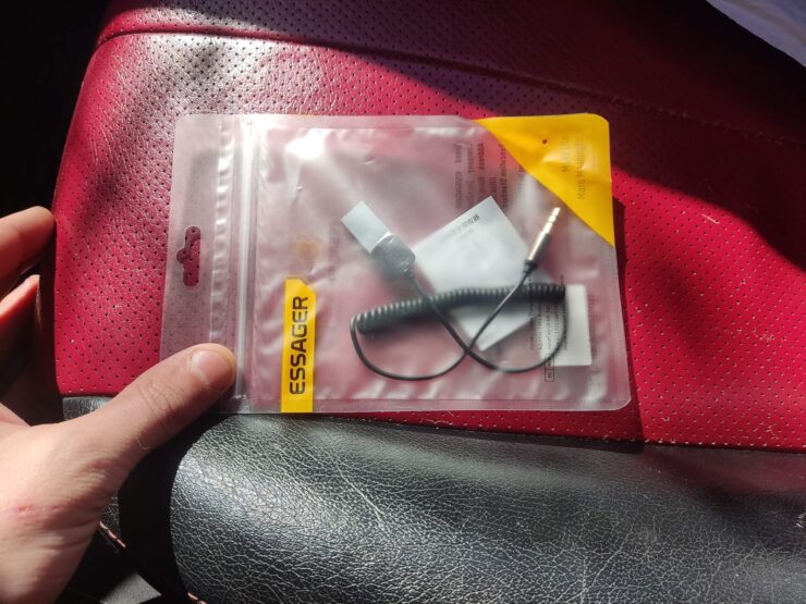 AUX Bluetooth адаптер в машину. Провод свернут в пружинку, поэтому не будет болтаться где попало. AUX Bluetooth адаптер в машину. Провод свернут в пружинку, поэтому не будет болтаться где попало. Фото.