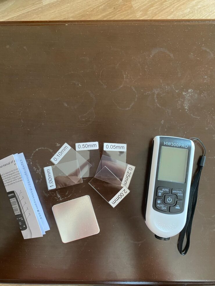 Толщиномер лакокрасочного покрытия. Такой прибор позволит вам купить нормальный подержанный автомобиль. Толщиномер лакокрасочного покрытия. Такой прибор позволит вам купить нормальный подержанный автомобиль. Фото.