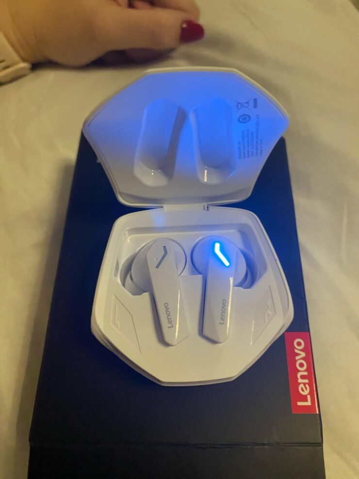 Беспроводные наушники Lenovo ThinkPlus. С подсветкой наушники смотрятся очень стильно. Беспроводные наушники Lenovo ThinkPlus. С подсветкой наушники смотрятся очень стильно. Фото.