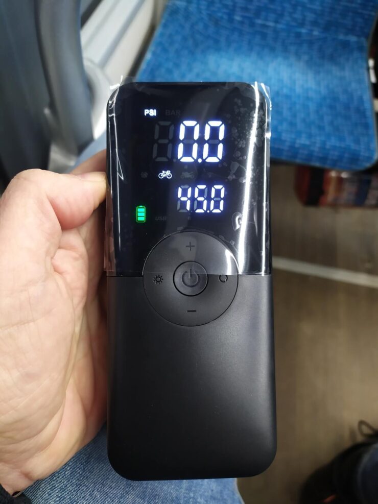 Компрессор небольшой, поэтому его спокойно можно брать с собой в поездку. Фото.