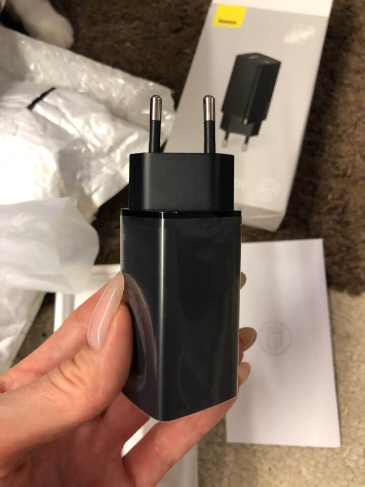 Зарядка достаточно компактная для своей мощности. Фото.