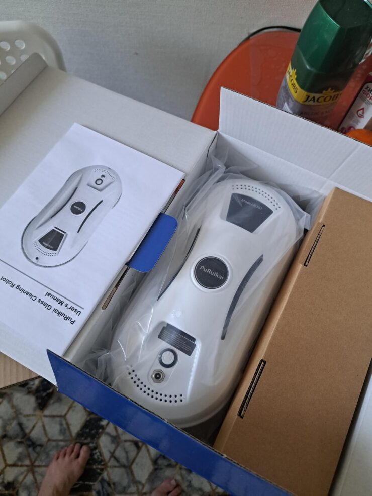 С помощью такого робота вы избавите себя от нудной работы по мытью окон. Фото.