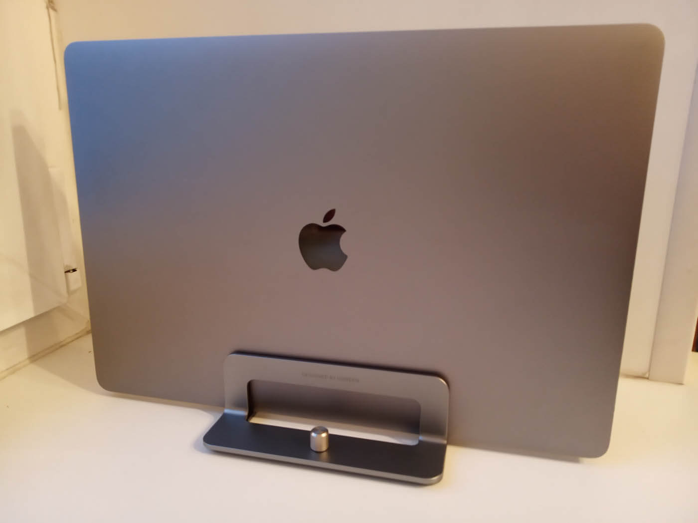 Такая подставка здорово дополнит ваш рабочий стол. Фото.