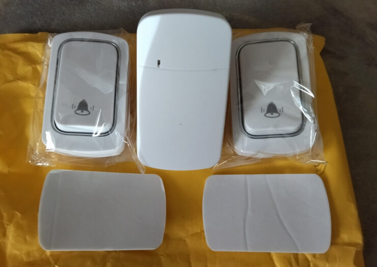 Беспроводной дверной звонок без батареек. Кнопку спокойно можно разместить даже на улице. Фото.