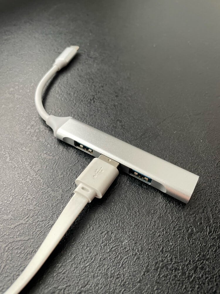 USB-C-zu-USB-Adapter.  Mit diesem Adapter können Sie problemlos beliebige Peripheriegeräte an Ihren Laptop anschließen.  Foto.