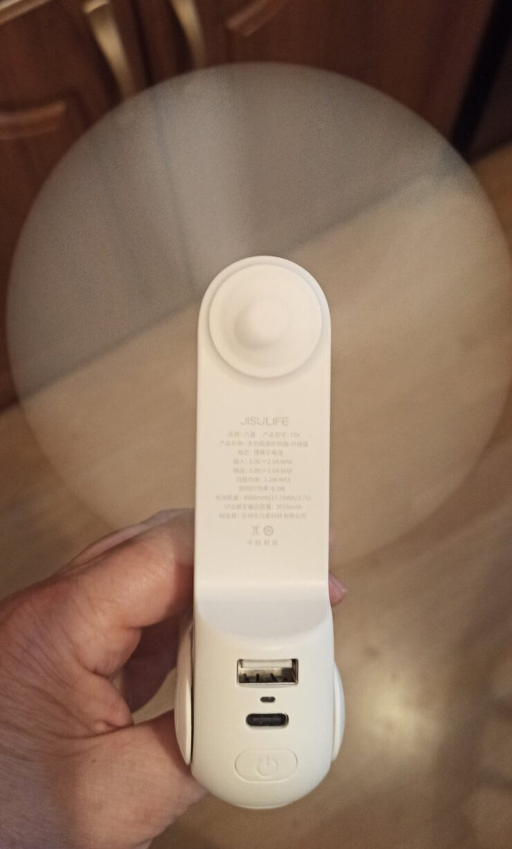 Можно удобно разместить его на столе и не придется держать в руках. Фото.