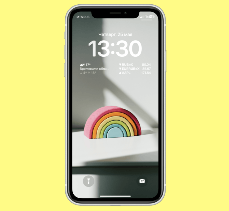 При повороте в горизонтальный режим и постановку на подставку заставка будет отключаться, а на рабочем столе останутся только виджеты и кнопки для умного дома. Фото.