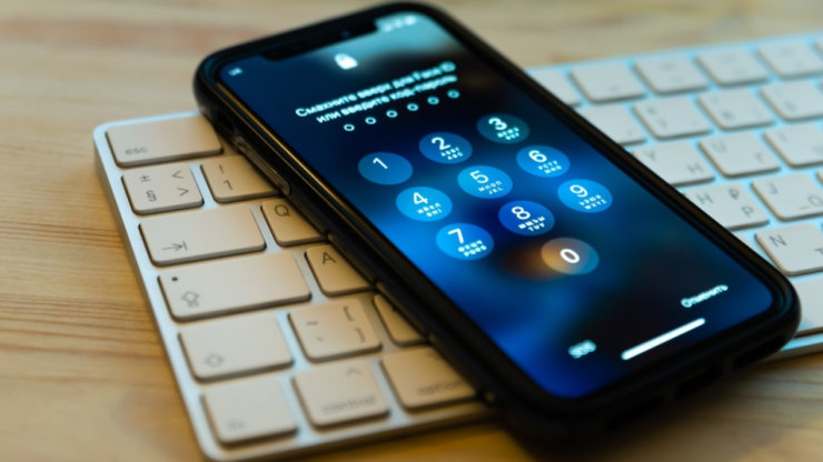 Можно ли взломать iPhone. Говорят, iPhone защищены лучше других смартфонов. Но это не так. Фото.