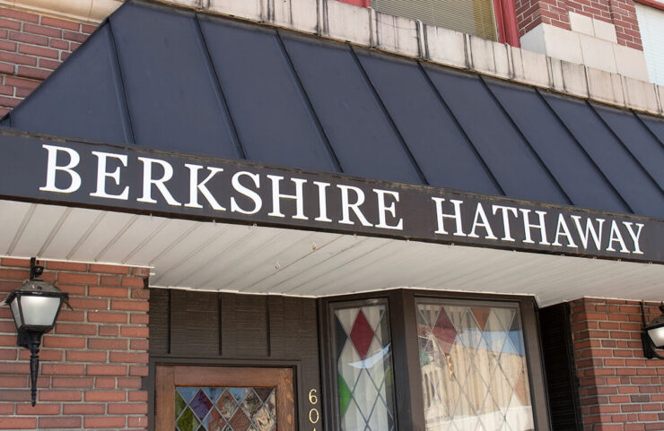 Во что вкладывать деньги в 2023. Около 40% всего акционного фонда Bershire Hathaway составляют ценные бумаги Apple. Фото.