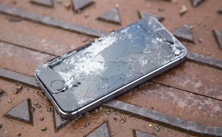 По гарантии ваш iPhone может быть и отремонтируют, но вот за исправлением повреждений, которые он получил по вашей вине, вам придётся идти в сторонние СЦ. Фото.
