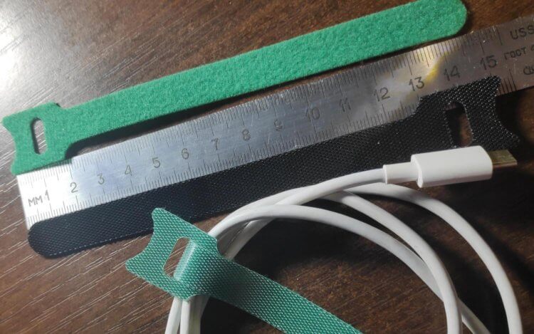 Многоразовые стяжки для кабелей. Эти стяжки — многоразовые, и их можно рассоединять. Фото.