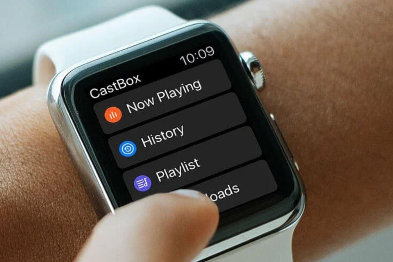 Castbox — подкаст-плеер для Apple Watch. На утренней пробежке подкасты слушать в разы удобнее на смарт-часах, чем на смартфоне. Фото.
