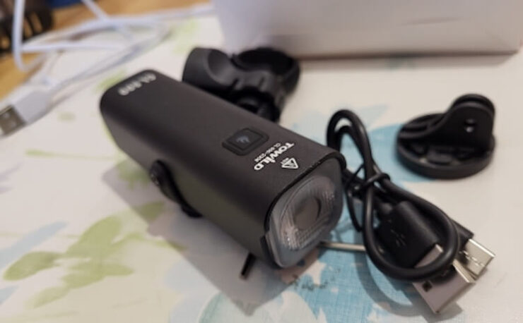 Велосипедный фонарь яркий. Фонарь даёт очень яркий свет в 600 люмен. Велосипедный фонарь яркий. Фонарь даёт очень яркий свет в 600 люмен. Фото.