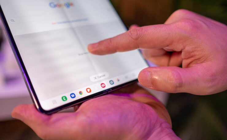 Эта борозда — ещё не самое плохое в складных смартфонах. Фото.