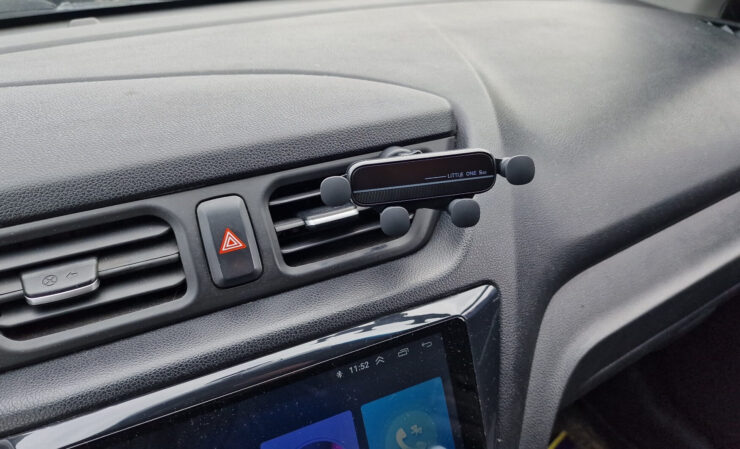 Автомобильный держатель для смартфона. Этот держатель спокойно удерживает даже крупные смартфоны. Автомобильный держатель для смартфона. Этот держатель спокойно удерживает даже крупные смартфоны. Фото.