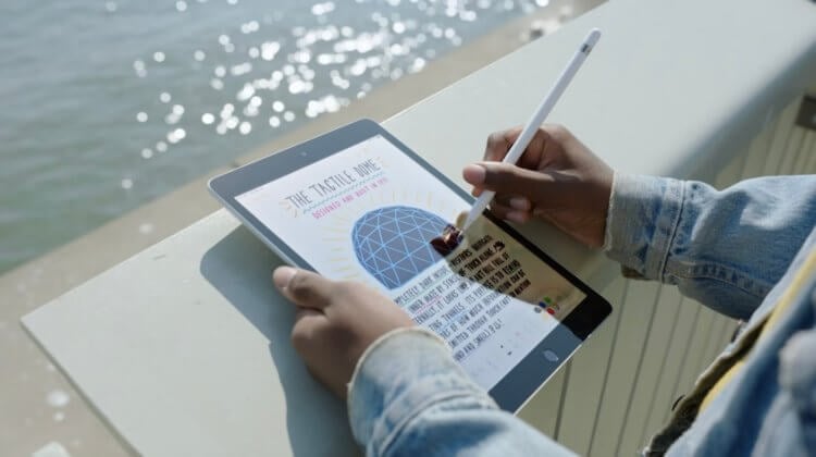 Стилус Apple Pencil 1-го поколения. С помощью Apple Pencil очень удобно делать записи и зарисовки. Фото.