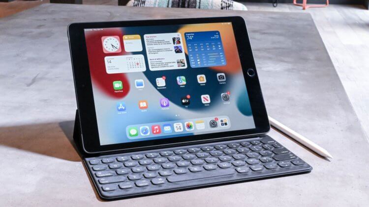 Сколько стоит iPad 9. Можно дополнить планшет клавиатурой, и вы без проблем сможете работать с текстами. Фото.