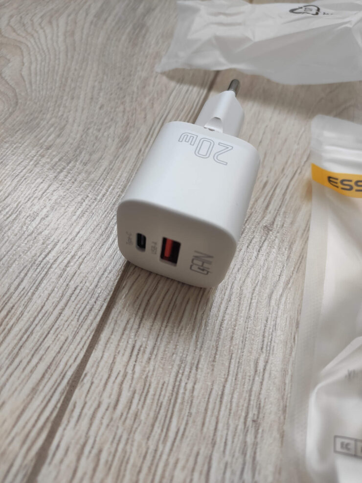 Вот такого блока на 20 Вт хватит для быстрой зарядки перечисленных выше моделей iPhone. Фото.