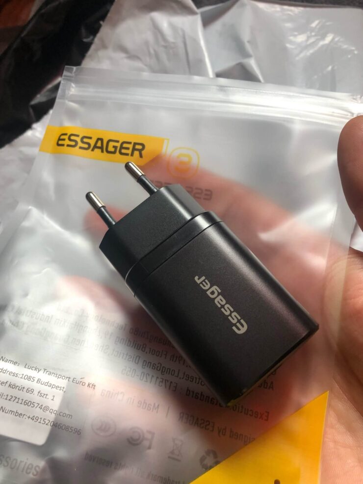 Вот такой компактный 30-ти ваттный блок питания является прямо сейчас оптимальным для любого Айфона. Фото.