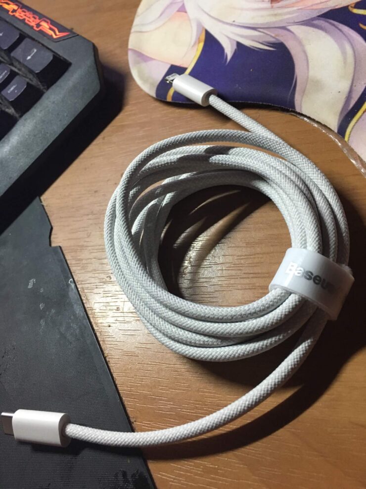 За адекватные деньги можно заказать плетеный Lightning на USB-C, и он прослужит вам значительно дольше комплектного. Фото.