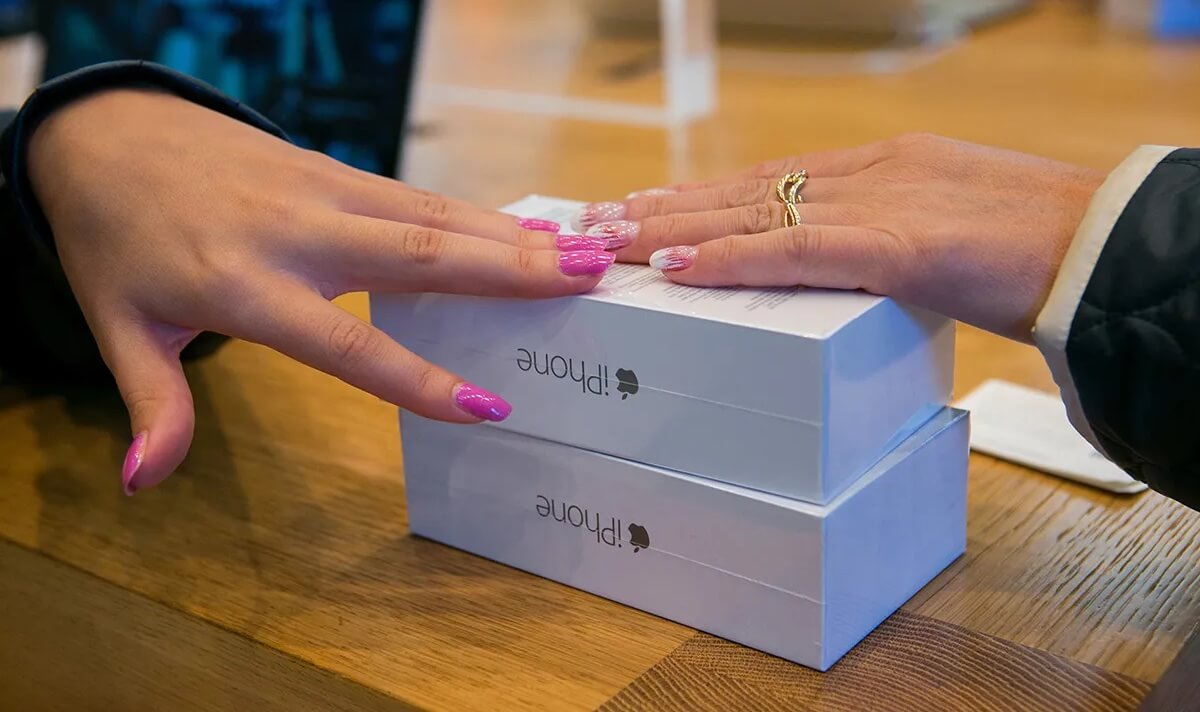 Почему iPhone в России такие дешёвые? Потому что все покупают Xiaomi и Realme. В России стали намного меньше покупать Айфоны. Почему iPhone в России такие дешёвые? Потому что все покупают Xiaomi и Realme. В России стали намного меньше покупать Айфоны. Фото.