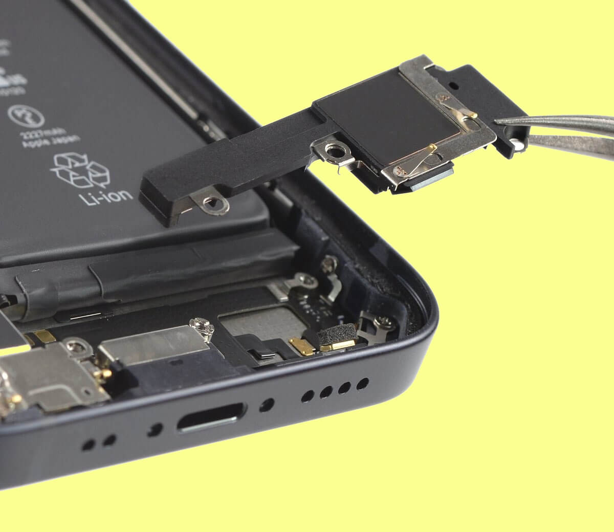 Возможно, вам потребуется не только профессиональная чистка, а замена сеточки или самого динамика. Фото.