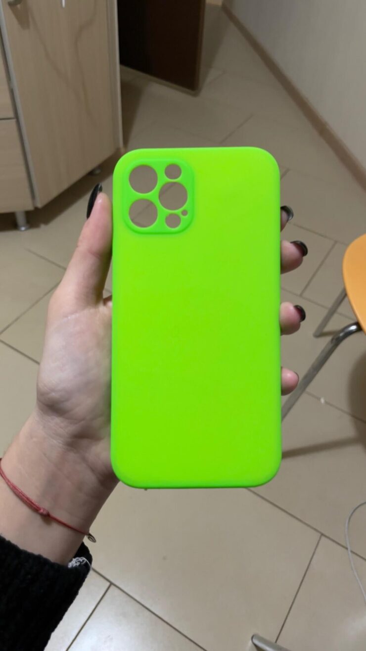 С таким чехлом еще и легко будет найти Айфон в темноте. Фото.