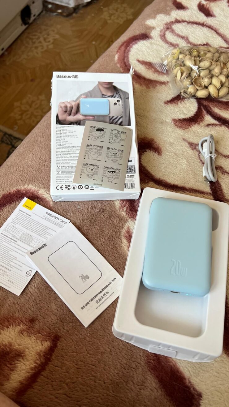 Цвет powerbank очень нежный и интересный. Явно лучше черного, белого и серебристого. Фото.