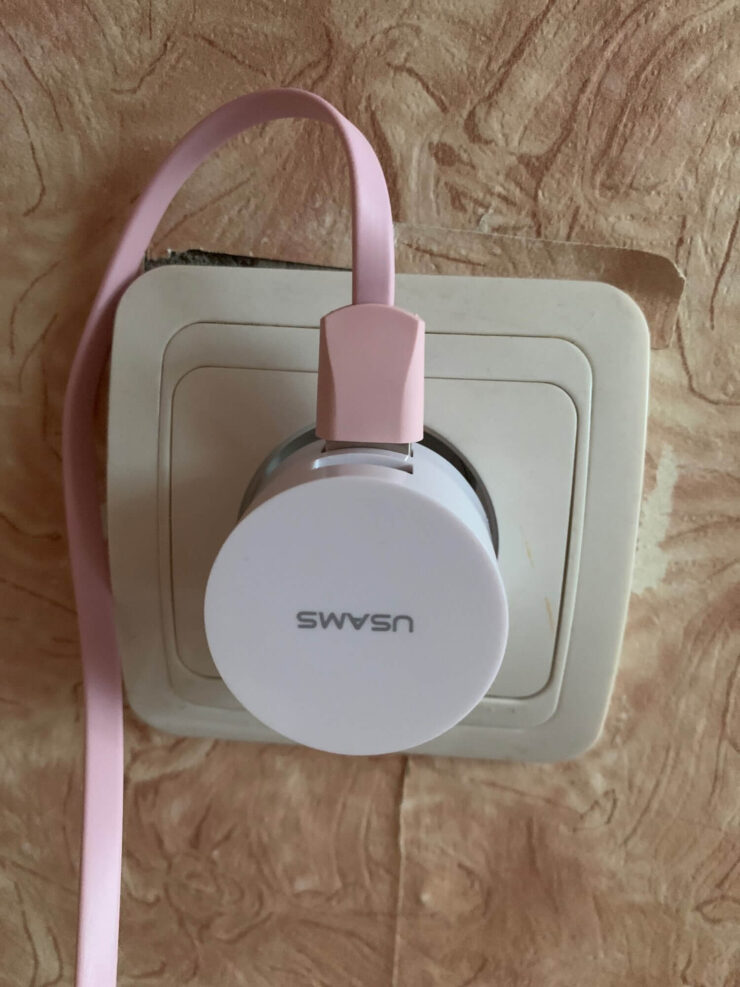 Розовый кабель будет легко найти. А то, что он плоский, не позволит запутаться в рюкзаке. Фото.