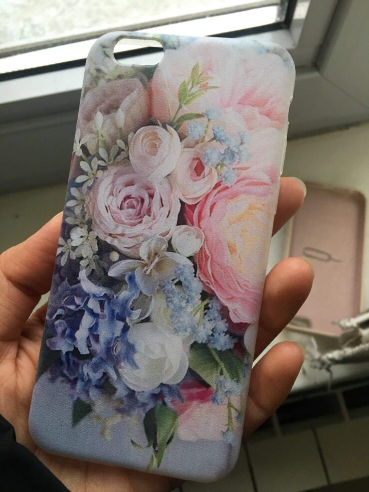 Но кто-то предпочитает более спокойные цвета. Например, как на этом чехле. Фото.