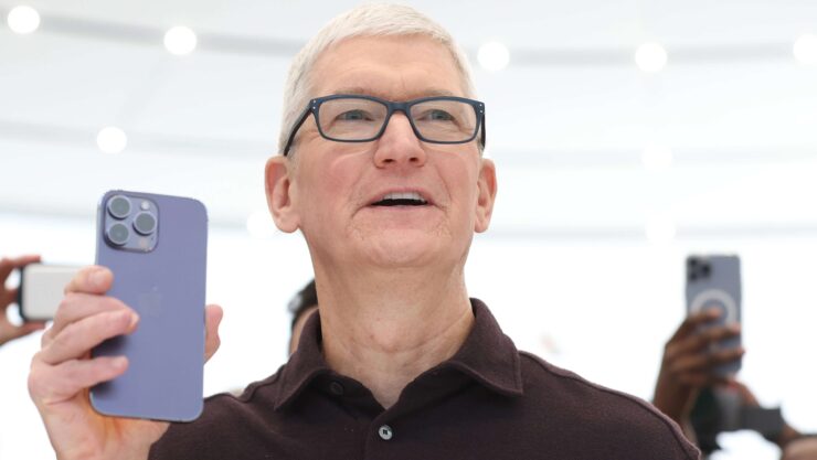 В интересах Apple продавать свои смартфоны дешевле, чтобы нарастить аудиторию своих сервисов. Фото.