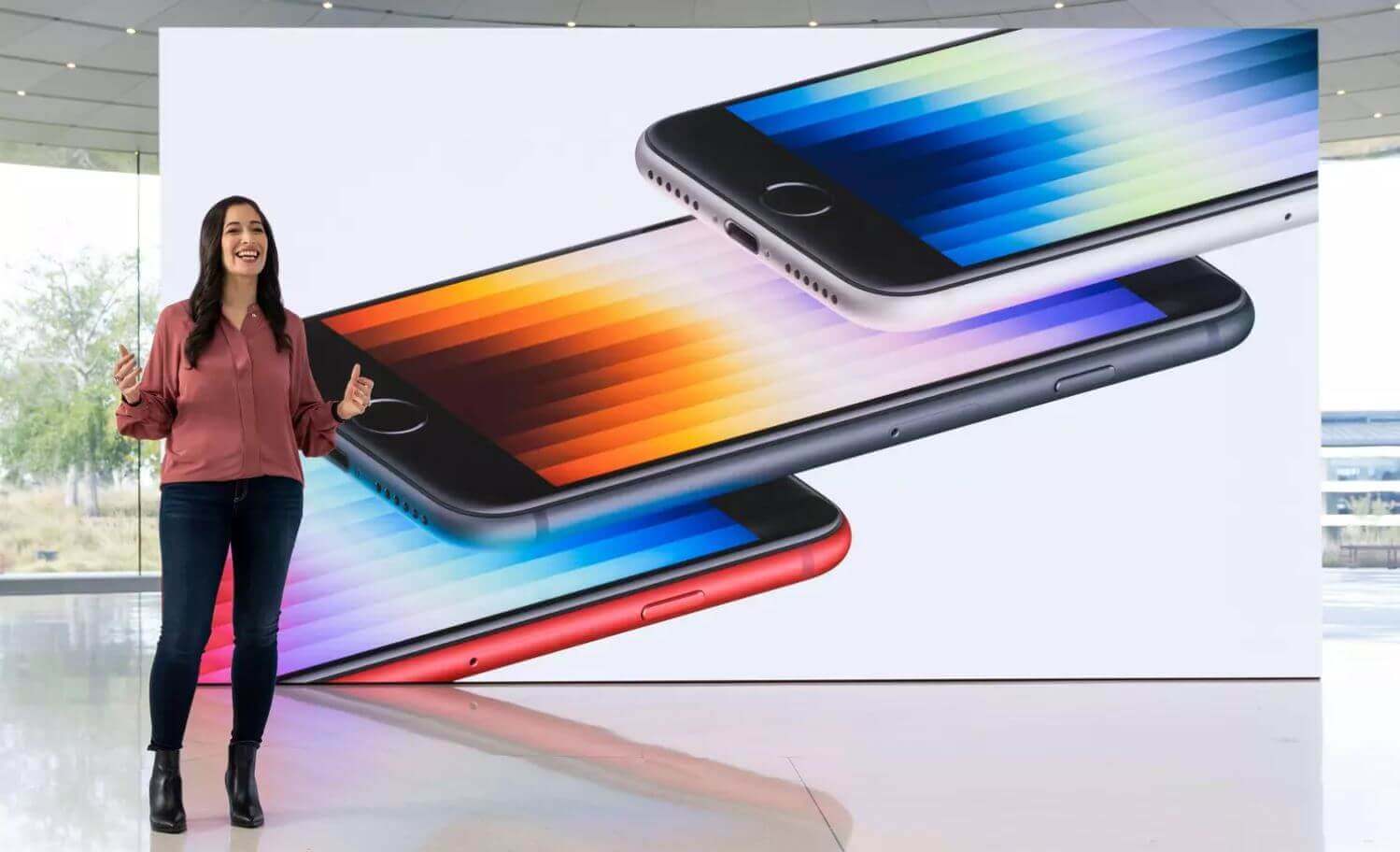 iPhone SE 2022 новее, а значит, и обновляться будет дольше. Фото.