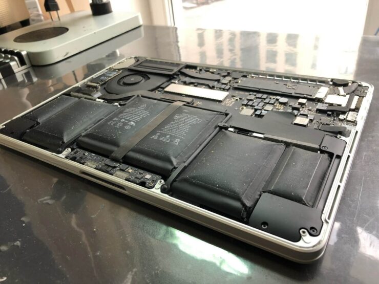 Ремонт ноутбуков Макбук. Для старых Макбуков может быть сложно или вообще невозможно найти запчасти. Ремонт ноутбуков Макбук. Для старых Макбуков может быть сложно или вообще невозможно найти запчасти. Фото.