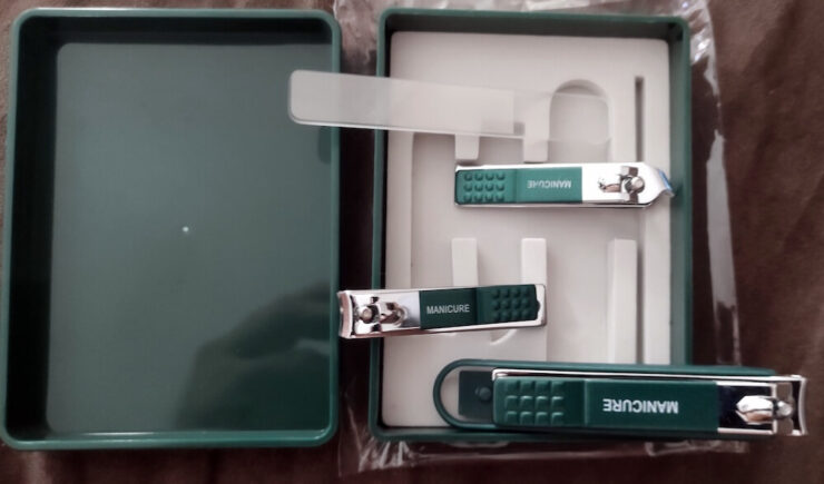 Маникюрные кусачки для ногтей. В комплекте идёт сразу трое кусачек. Маникюрные кусачки для ногтей. В комплекте идёт сразу трое кусачек. Фото.