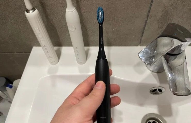 How to properly brush your teeth.  The Nandme NX8000 has a very useful mechanism for tracking pressure on the gums and teeth.  Photo.