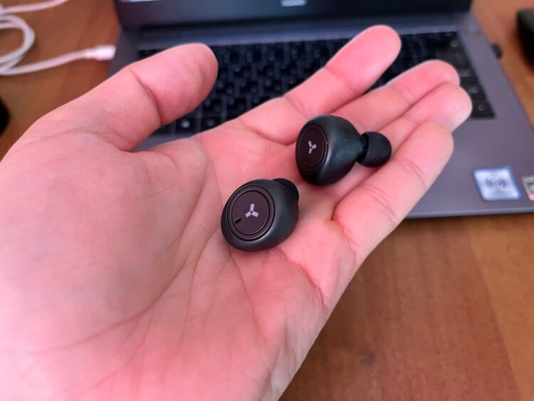 Поменял AirPods на TWS-наушники за 800 рублей и очень доволен. Фото.