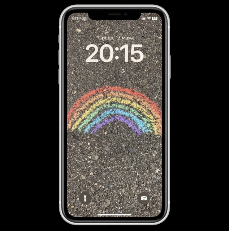 Неоновые обои на Айфон. При использовании таких обоев я бы поменял цвет шрифта, чтобы часы тоже казались нарисованными на асфальте. Фото.