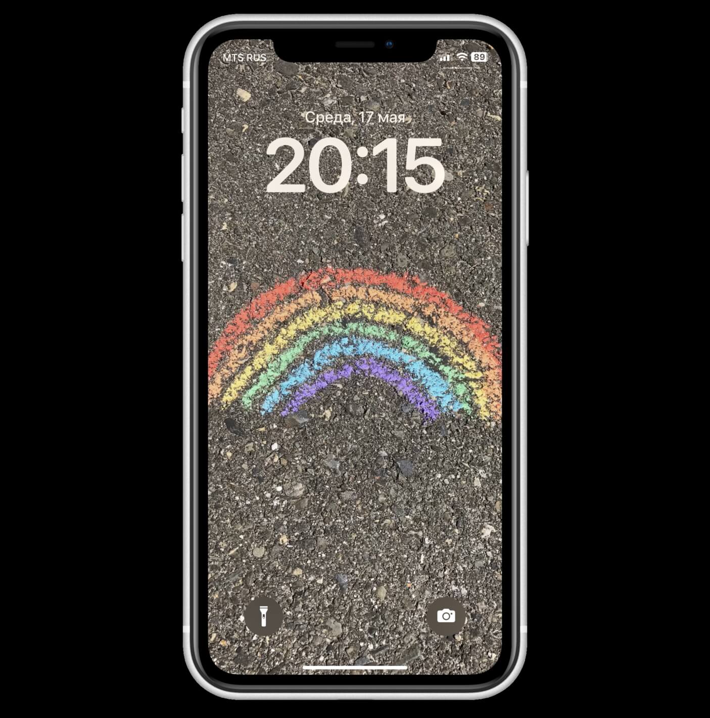 При использовании таких обоев я бы поменял цвет шрифта, чтобы часы тоже казались нарисованными на асфальте. Фото.